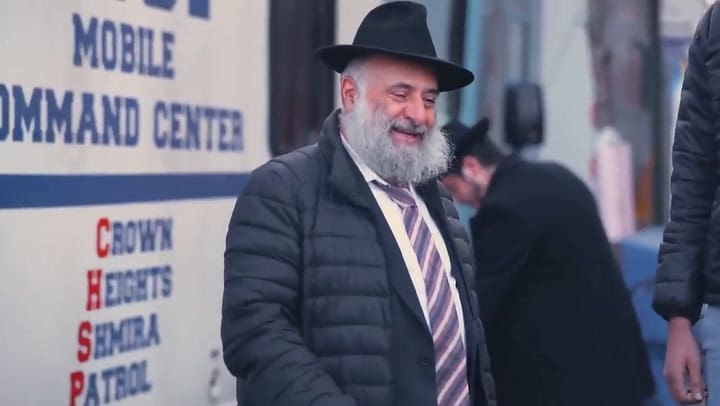 El políglota de YouTube: habla 20 idiomas y lo practica con extranjeros de Nueva York