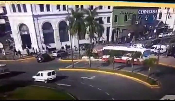 La parada del colectivo de la línea 60 que se desmoronó en Tigre