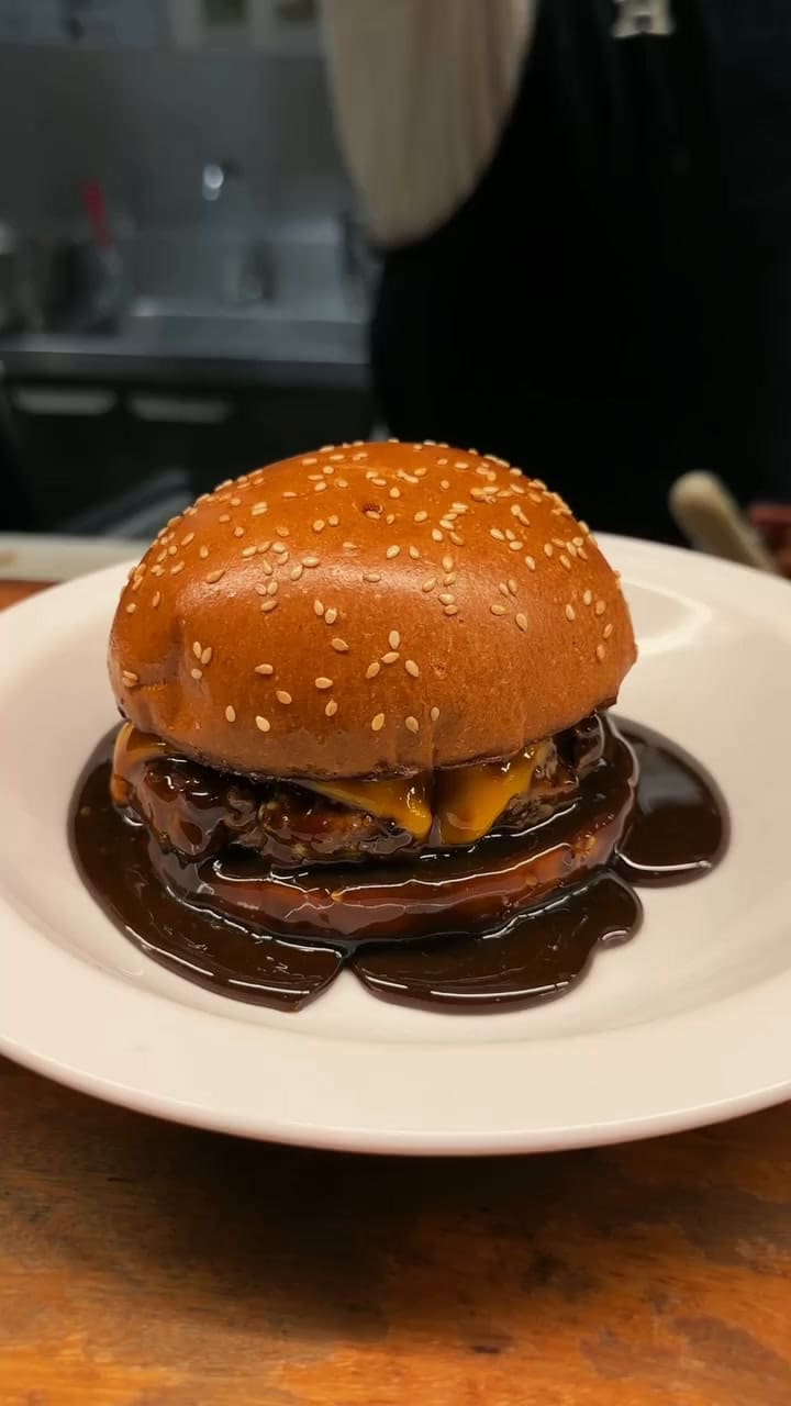 La hamburguesa Pony Line de Holy Burger