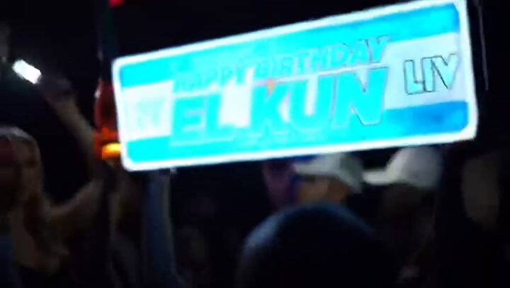 Así festejó los 24 el Kun