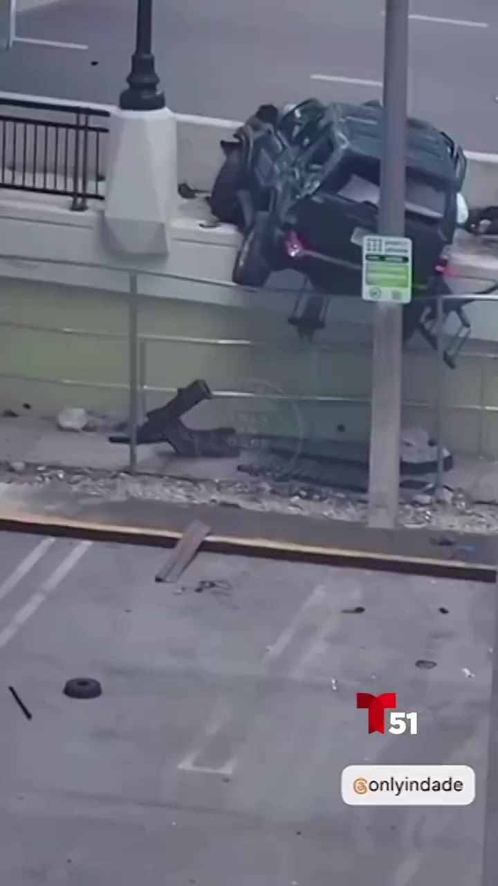 Rescate de película en Miami: un auto quedó colgando de un puente