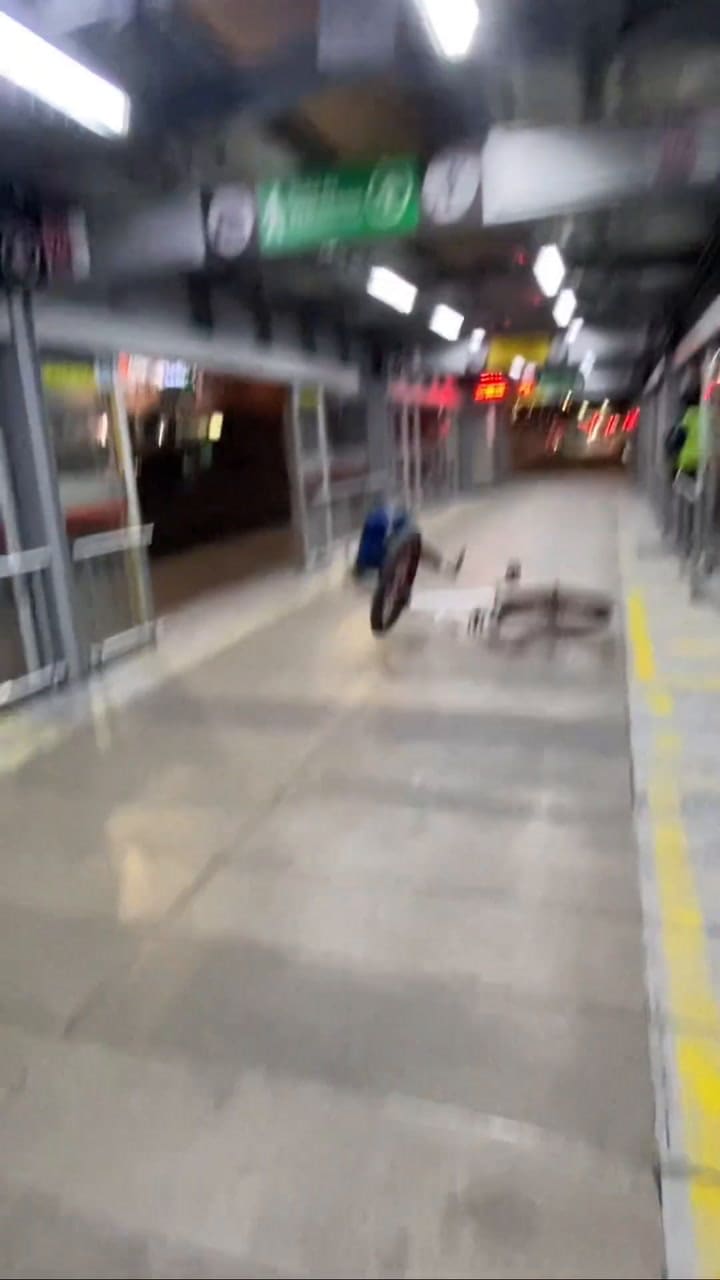 Hizo una maniobra con su bicicleta y terminó de la peor manera