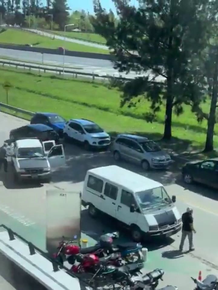 Asalto cinematográfico: falsos policías irrumpieron en una financiera, robaron y huyeron tras un tiroteo