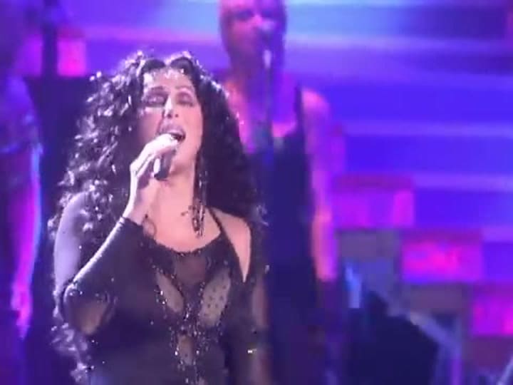 Cher Sings “If I Could Turn Back Time” On The Farewell Tour (11 08 2002)