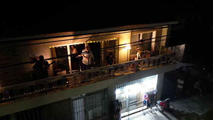Vista desde arriba de Música en el balcón