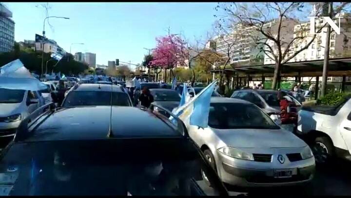 Caravana de autos agolpados hacia el Obelisco