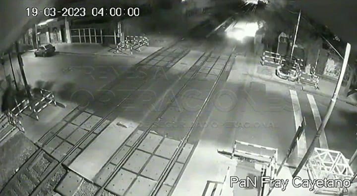Un auto circuló más de cien metros por las vías del tren Sarmiento