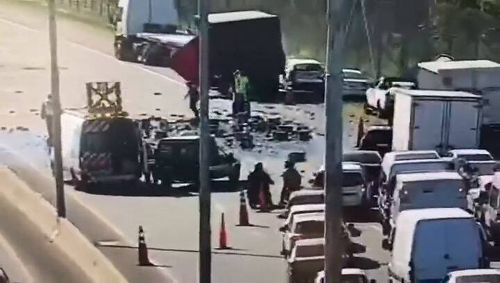 Colapso en la autopista La Plata-Buenos Aires, un camión perdió su carga de cervezas