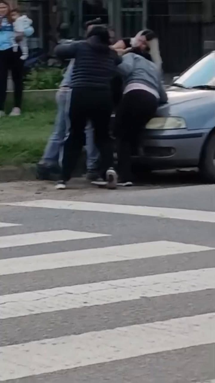La pelea entre las madres, captada en video