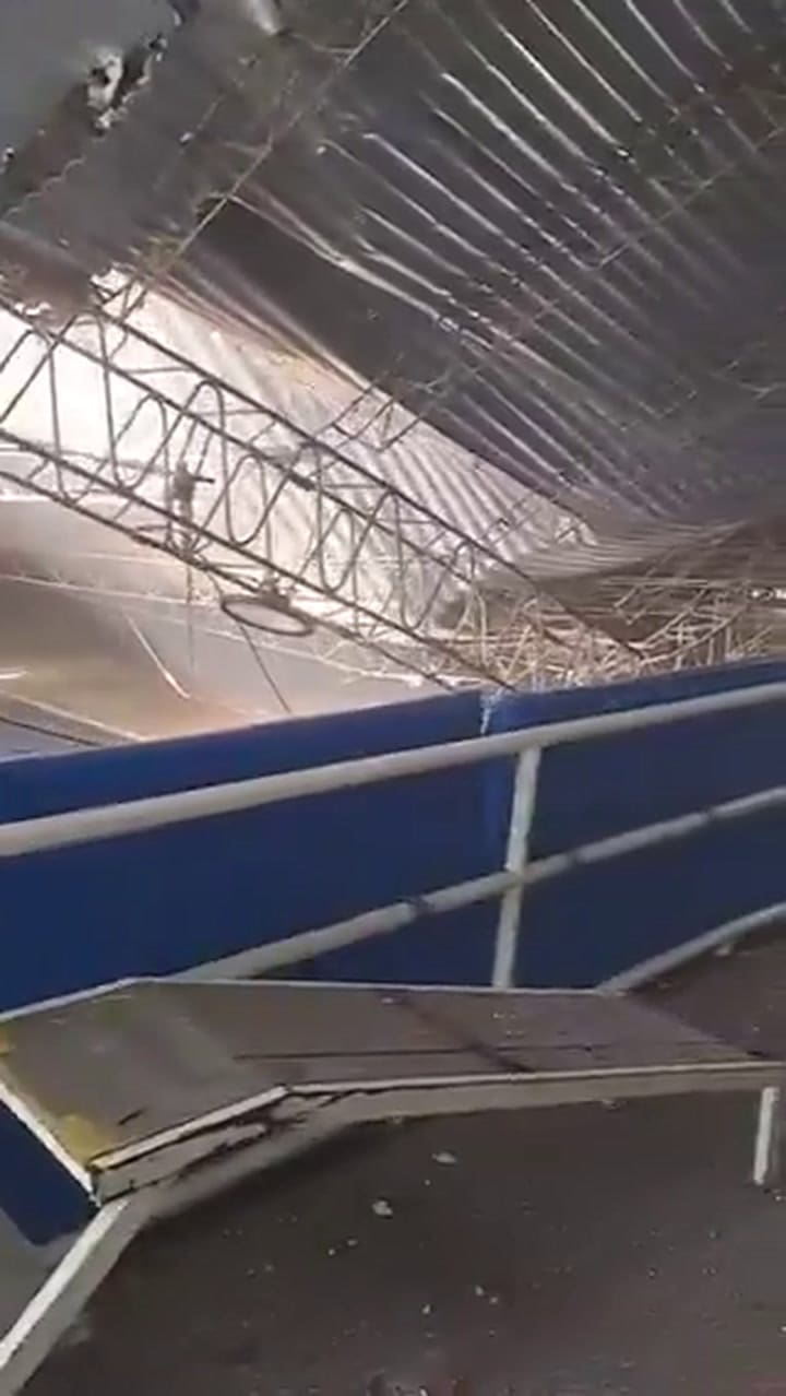 El techo del estadio de básquet se desplomó