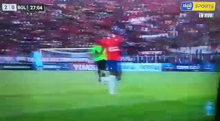 El DT Cristian Díaz 'participó' de la jugada de un gol de su equipo Jorge Wilstermann - Tigo Sports