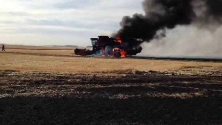 El impresionante incendio de una cosechadora de más de US$ 300.000