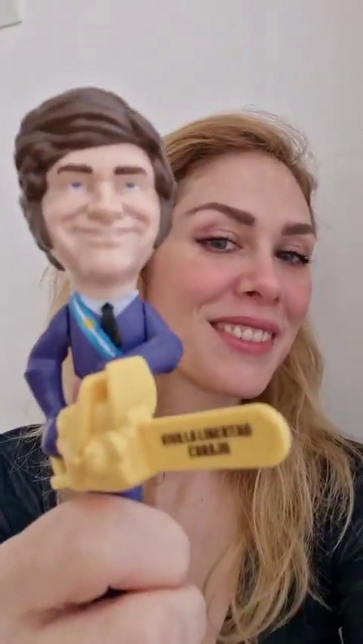Lila Lemoine promociona una lapicera con frases en audio de Javier Milei