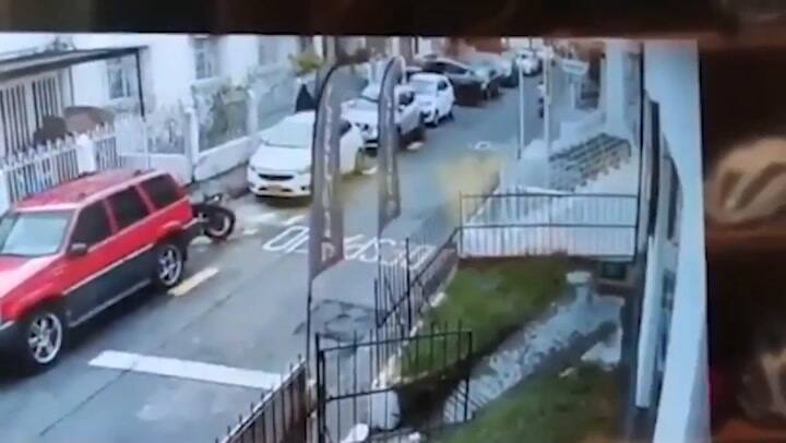 Detiene a un ladrón con una patada voladora - Fuente: Twitter