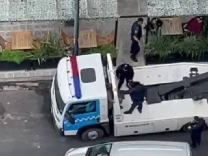 La Plata: una mujer se atrincheró sobre una grúa para que no se le llevaran el auto mal estacionado