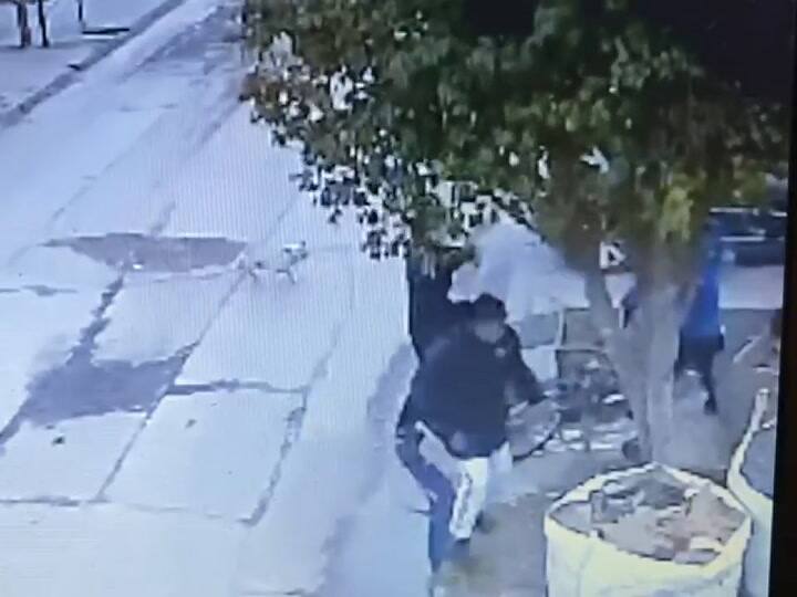 Le pegan a un adolescente con un palo en la cabeza para robarle la bicicleta