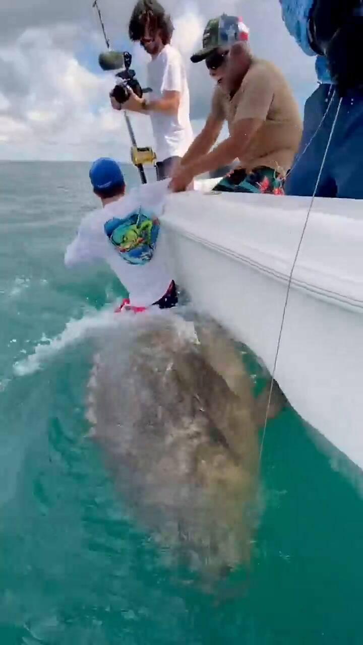 El susto de Pulisic mientras hacía jueguitos sobre el mar