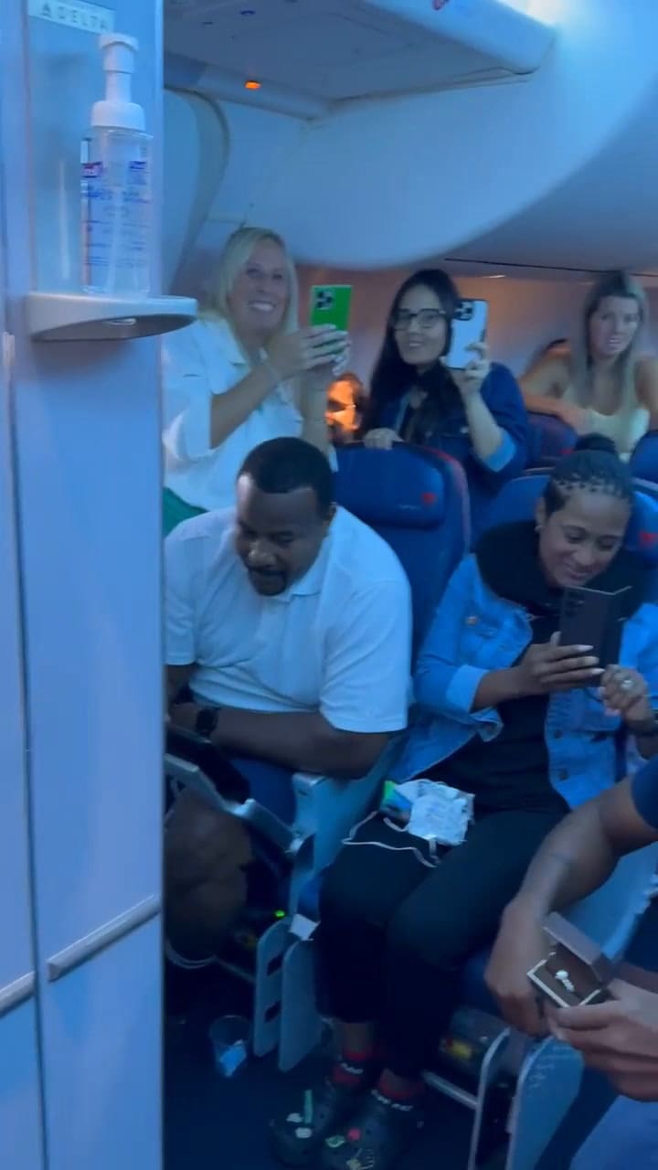 Un hombre le pidió matrimonio a su novia arriba de un avión