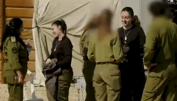 El momento en que las rehenes liberadas llegaron a Israel