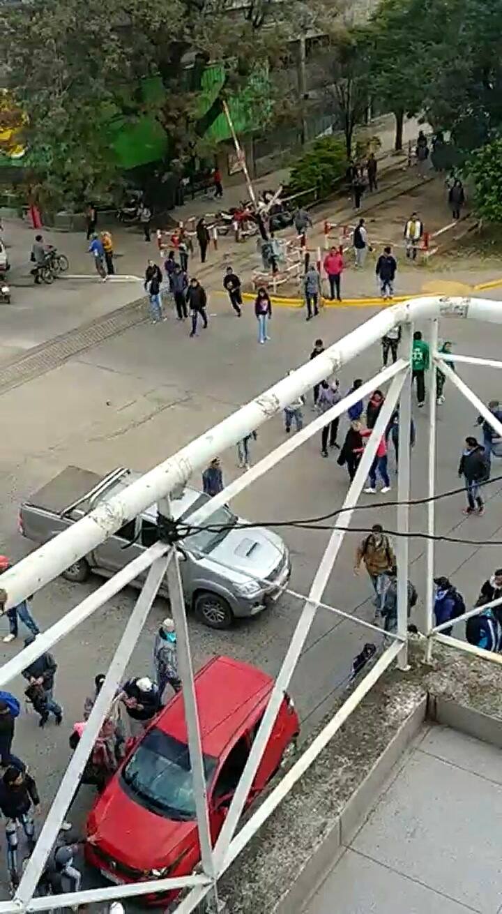 Chaco: manifestantes destruyeron el auto de una señora que trato de arrollarlos