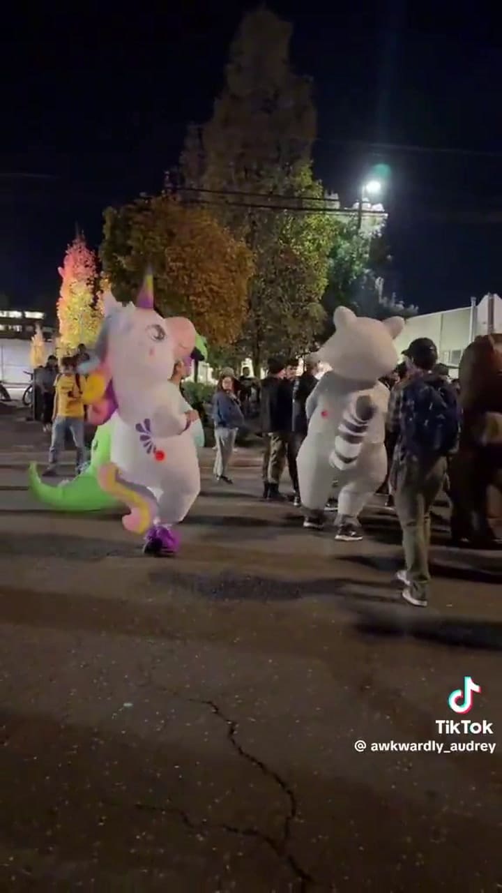 Disfraces de distinto tipo aparecen en las marchas contra el ICE