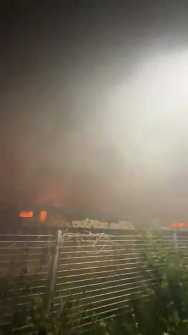 Bomberos trabajan para apagar el incendio que quema trenes en Colegiales