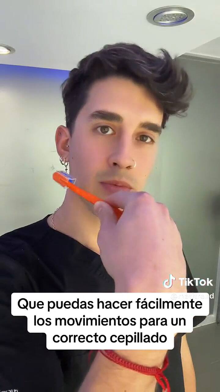 El profesional también detalló algunos trucos para elegir el cepillo de dientes