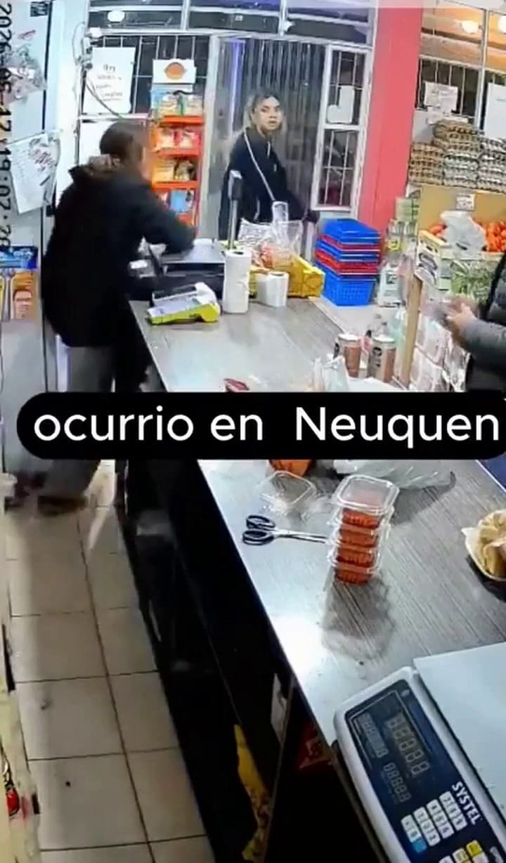 Una clienta fue a quejarse a un almacén por la mala atención y tuvo una brutal pelea con la empleada