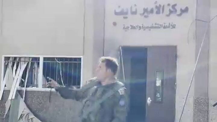 El teniente coronel (res.) Jonathan Conricus expone las innumerables armas de Hamás que las tropas de las IDF han descubierto en el edificio de resonancia magnética del Hospital Shifa.