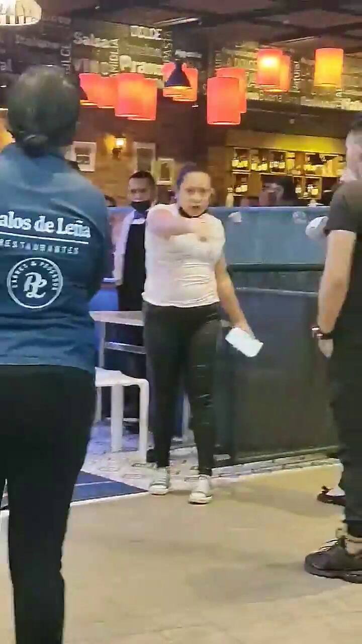 Dueña le arrojó billetes en la cara a su empleado por hacerle un reclamo