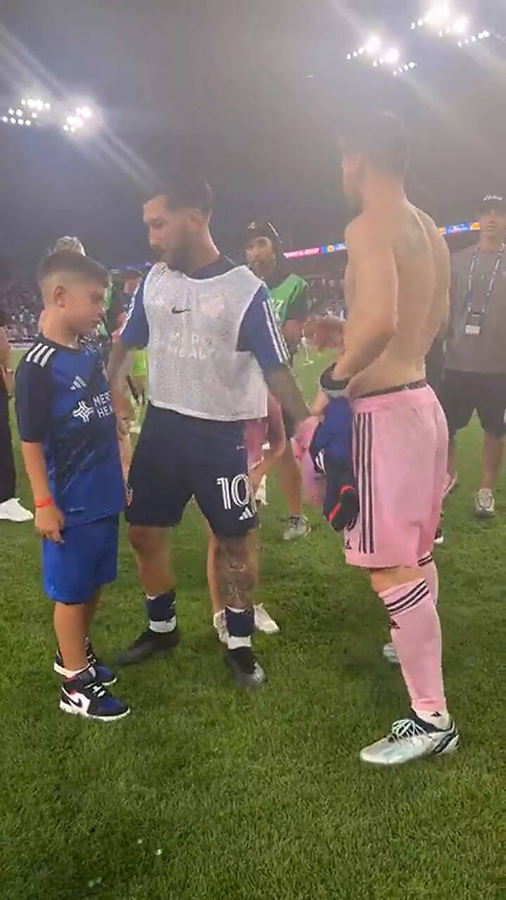 El intercambio de camisetas entre Lionel Messi y Luciano Acosta