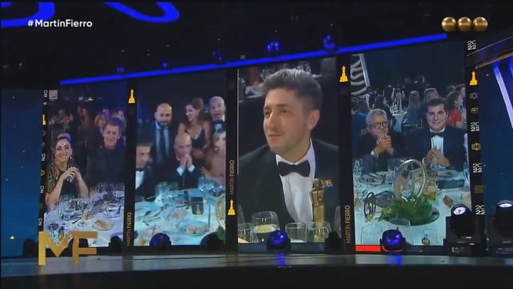 El percance de Jesica Cirio al recibir una estatuilla en los premios Martín Fierro 2022