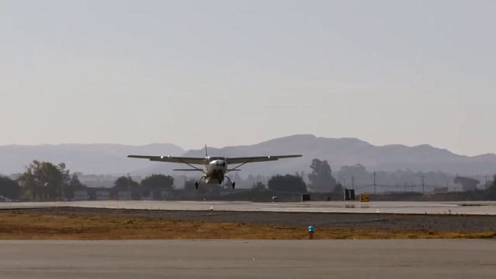 un avión de carga despegó, voló y aterrizó sin tripulación en la cabina