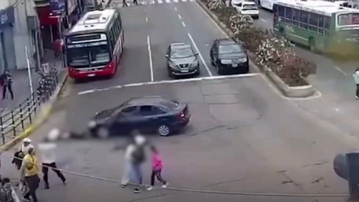 An impressive hit-and-run incident in Lanus: 3 women were run over as they were crossing the main street