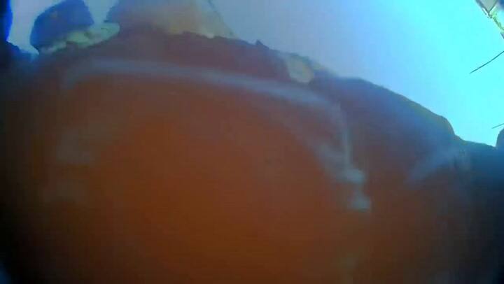 Un hombre aceleró hasta 80 km por hora con un agente aferrado al auto