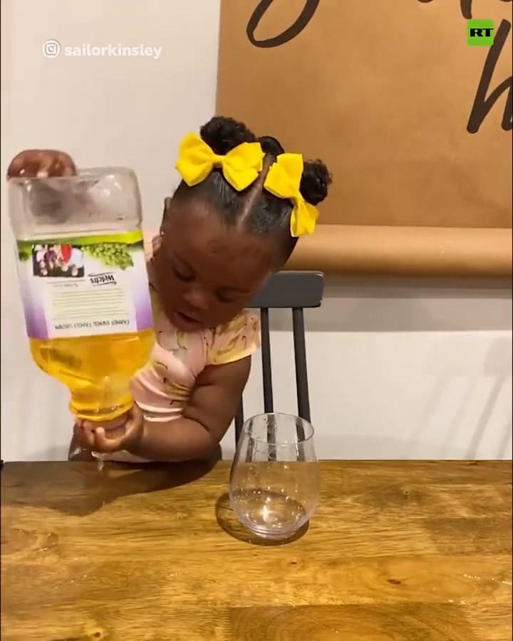 El tierno video de la niña que intentó servirse jugo, no pudo probar ni una gota y se volvió viral