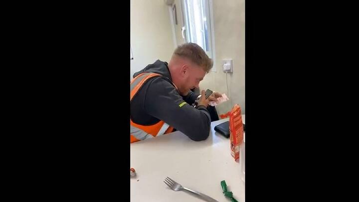 El momento en el que un hombre se entera que recibió un millón de dólares