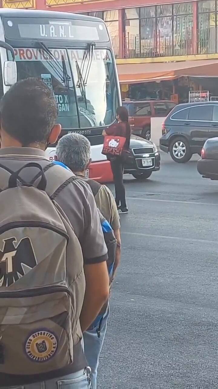 Mujer le bloquea el paso al camión que no quiso subirla en México
