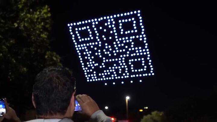 Viral en el cielo: crean un código QR con 300 drones iluminados