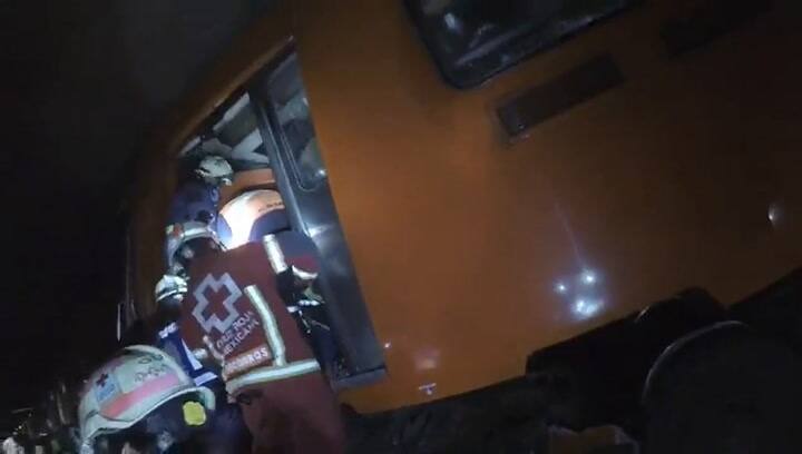 Así fue el rescate de la última persona prensada por el choque de trenes
