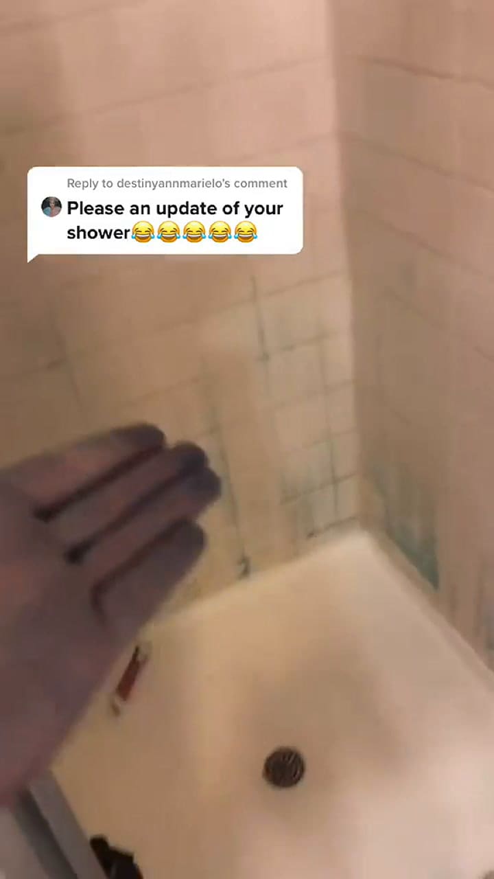 La joven mostró el progreso de la limpieza de la ducha luego de teñirse el pelo - Fuente: Tiktok