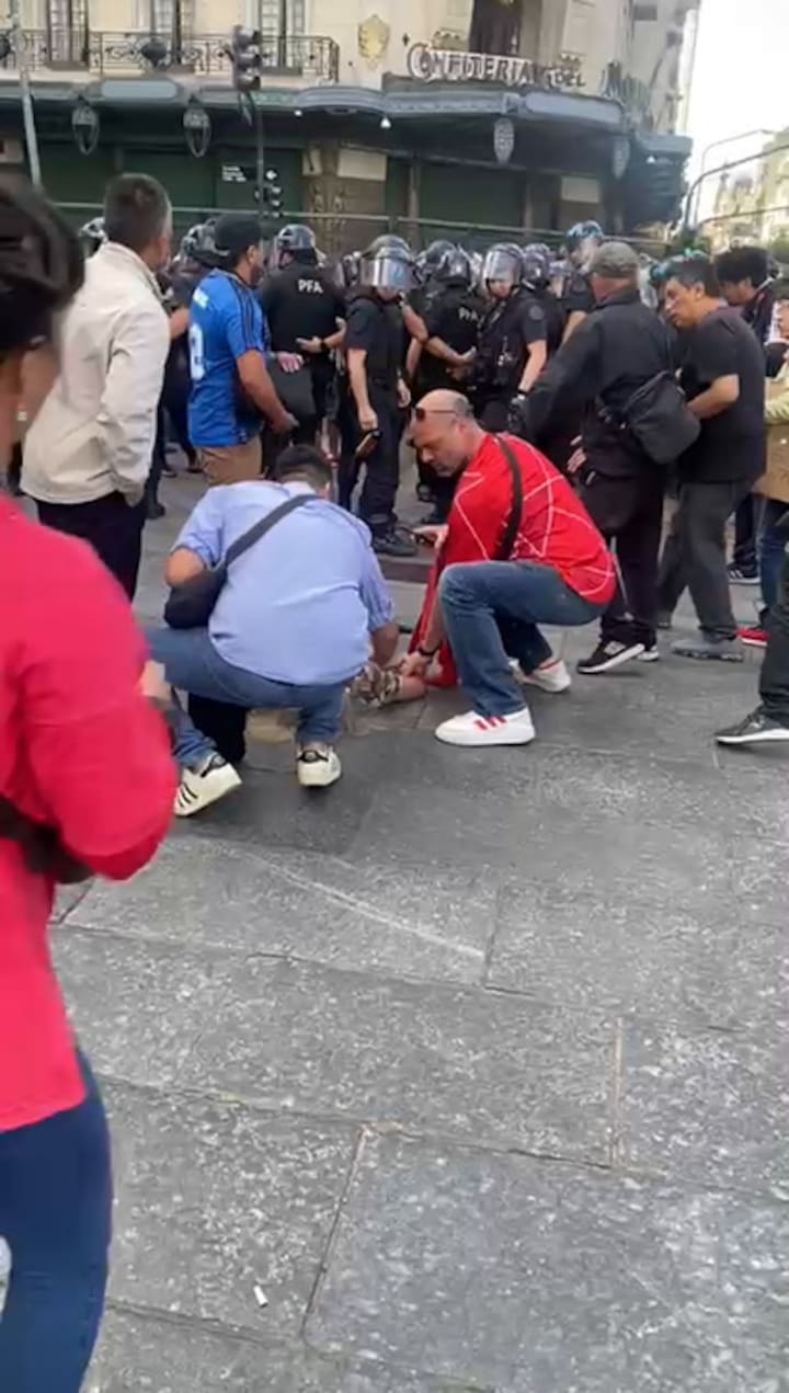 El momento en que una jubilada cae pesadamente al suelo tras ser empujada por un policía