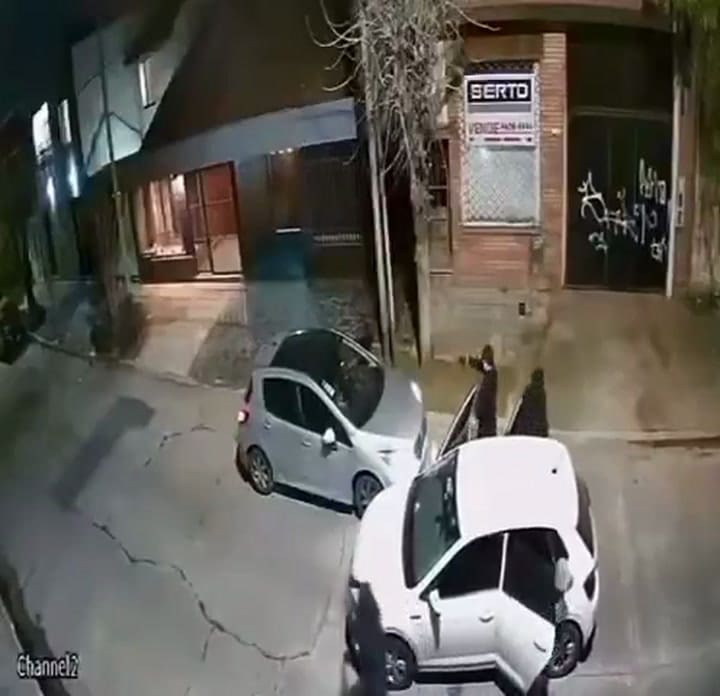 Morón: las imágenes de un violento robo de un auto