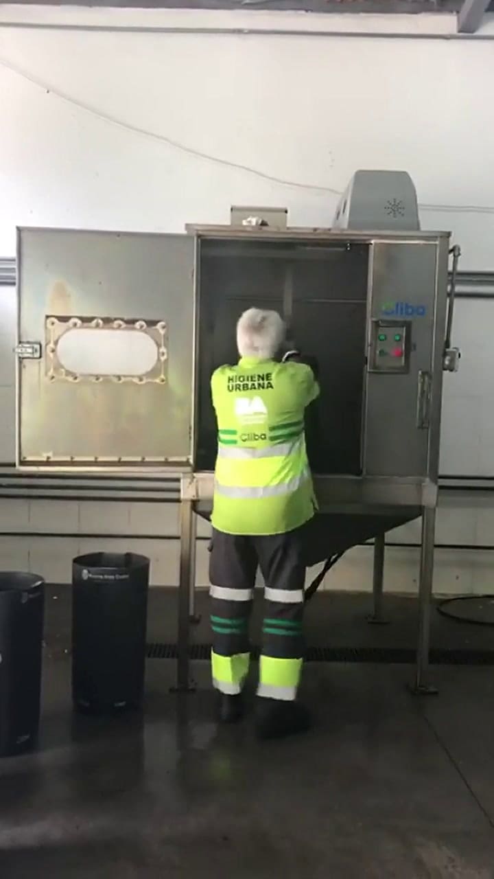 Así limpian los cestos de basura