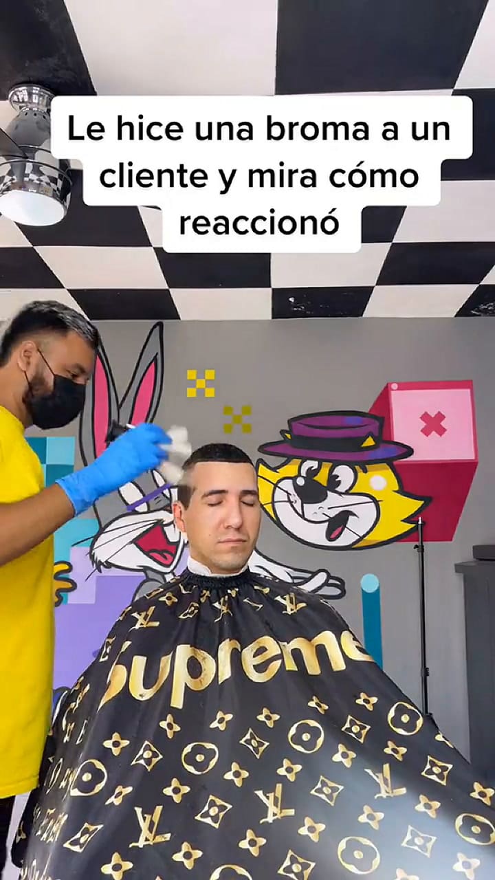 Es peluquero, le hizo una broma a su cliente y se sorprendió con su inesperada reacción