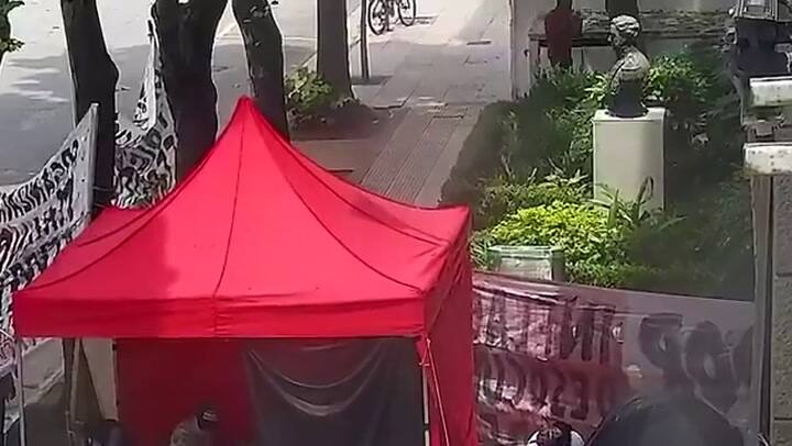 Guillermo Montenegro denunció que un hombre le tiró un artefacto a su oficina y lo amenazó de muerte