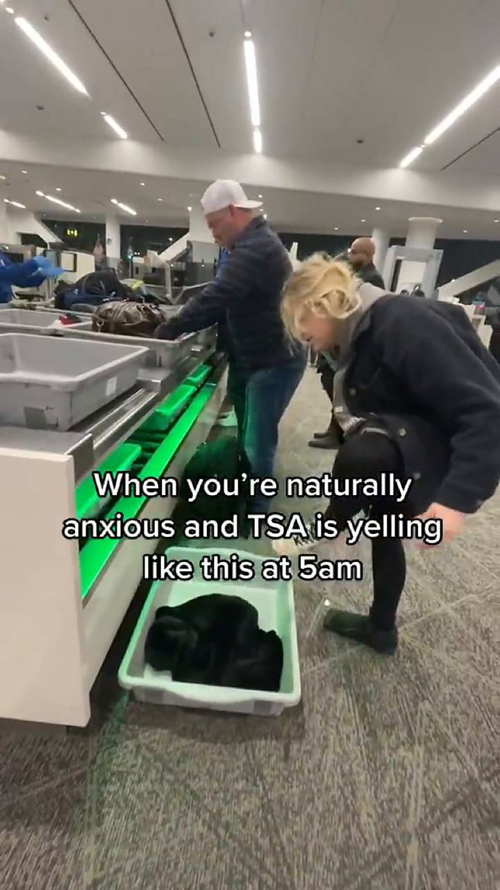 La tiktoker intentó apresurarse durante el proceso de inspección de la TSA