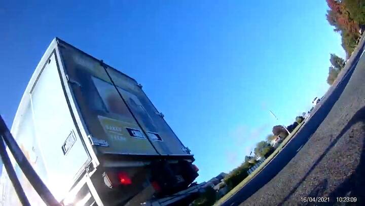 Saltó de la bicicleta cuando un camión la iba a atropellar y se salvó por centímetros