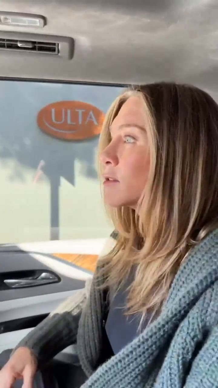 Jennifer Aniston se disfrazó para presenciar el lanzamiento de sus nuevos productos para el cabello