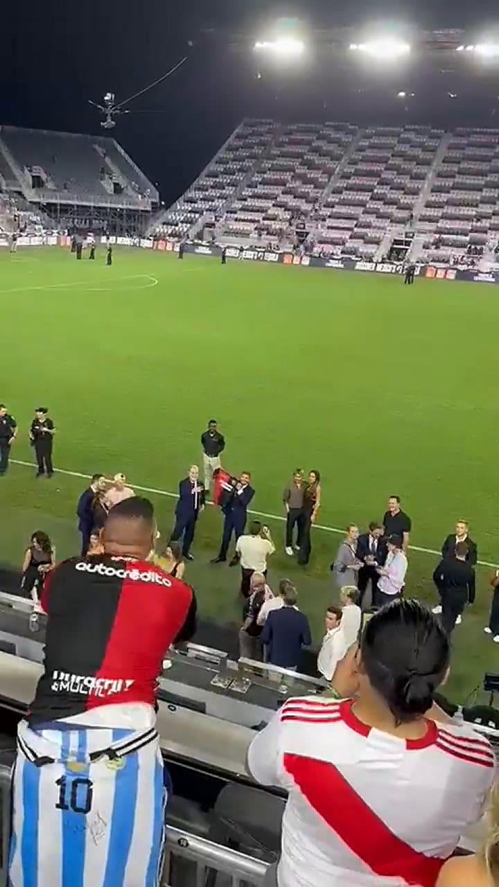 Le regalaron una camiseta de Newell's a David Beckham